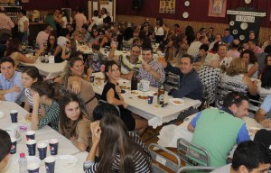 Amigos celebran la feria en la caseta de la Estrella Amigos celebran la feria en la caseta de la Estrella