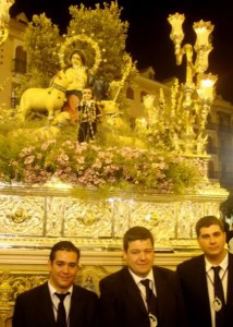 José Carlos Prieto, en el centro, es capataz de la Divina Pastora de Jaén